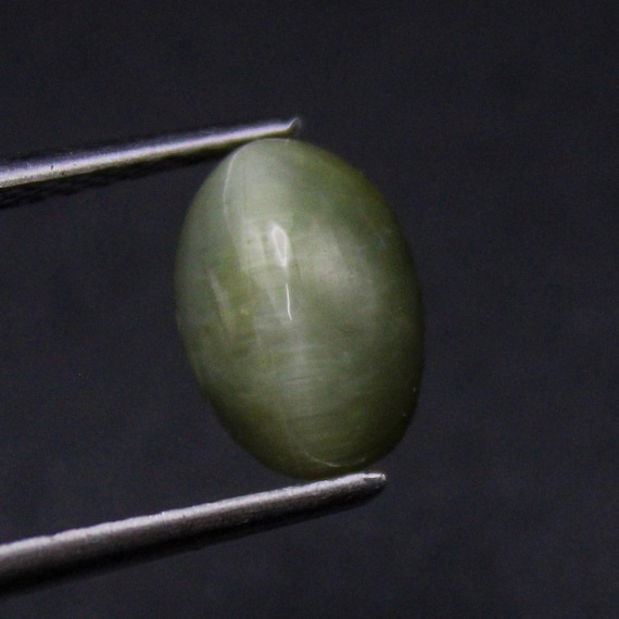 Natural Green Cat's Eye Cabochon: Oval Shape 2.60 Carat Gemstone