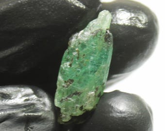 Raw Green Kyanite Piece: Natural Gemstone for Jewelry Making (11.00 Carats, 25x10x4 mm