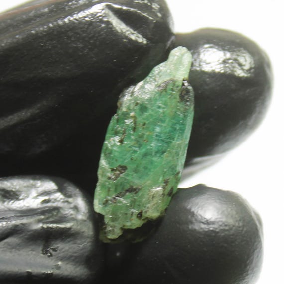 Raw Green Kyanite Piece: Natural Gemstone for Jewelry Making (11.00 Carats, 25x10x4 mm