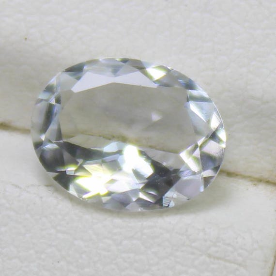 Faceted Aquamarine Oval Gemstone: 1.35 Carat, 9x7x3.5mm