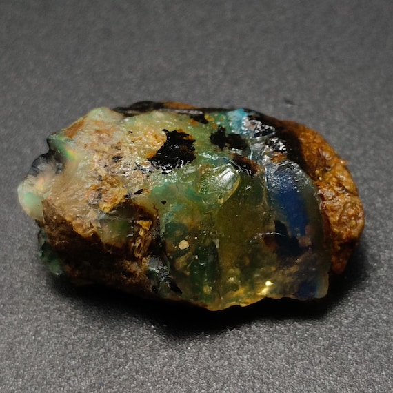 Natural Oil Ethiopian Opal Specimen, Rainbow Fire, Opal Rough (30x19x12 mm, 30.95 CTS)