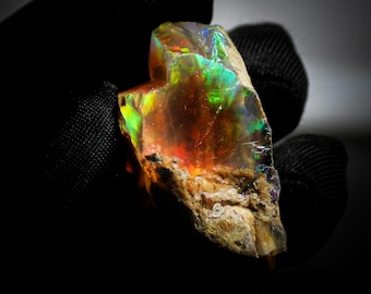 Natural Ethiopian Opal Raw: White Opal with Fire (60 Cts, 40x24x19 mm)
