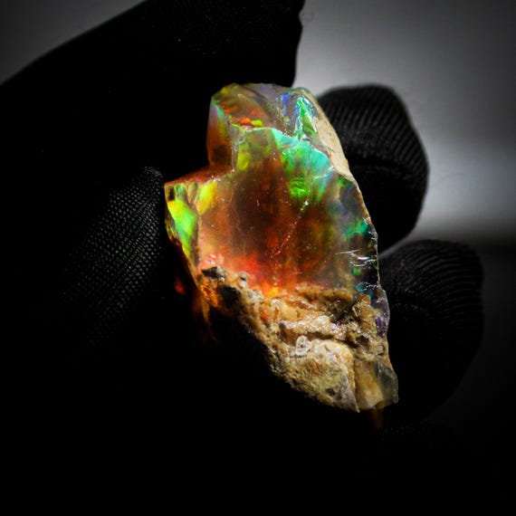 Natural Ethiopian Opal Raw: White Opal with Fire (60 Cts, 40x24x19 mm)
