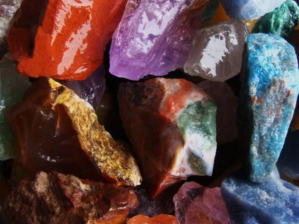Grande vente !! 3 000 carats, beaucoup de brut naturel + une très belle pierre précieuse à facettes gratuite