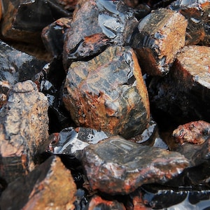 Big Sale!! 2000 Carat Lots of Black Onyx Rough Plus a Very Nice Free Faceted Gemstone