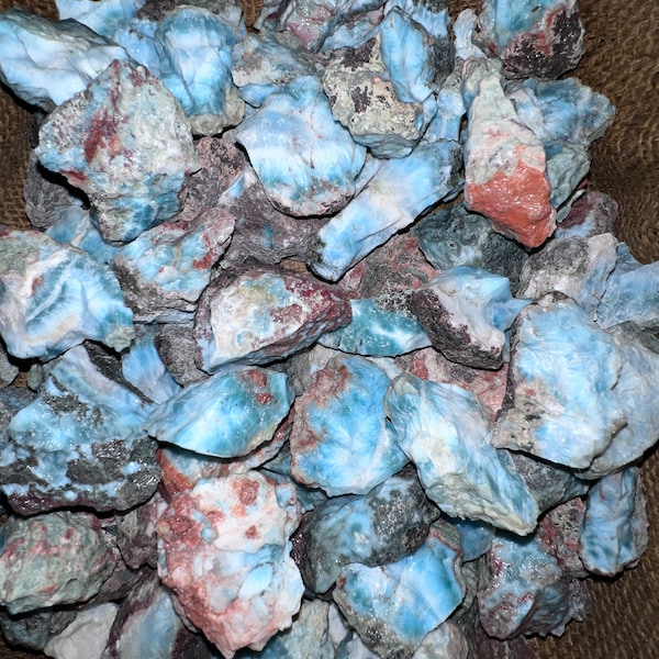 Grande vente !! Larimar brut (lot de 1000 carats) + une belle pierre précieuse à facettes gratuite