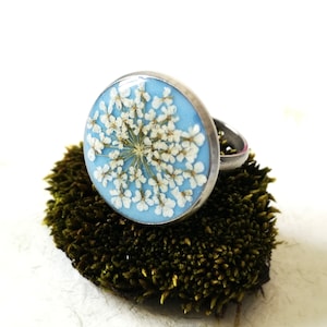 Botanical ring with flowers by Ammi Majus. Resin ring and dried flowers. Flower ring. Flower jewelry. Gift for women.