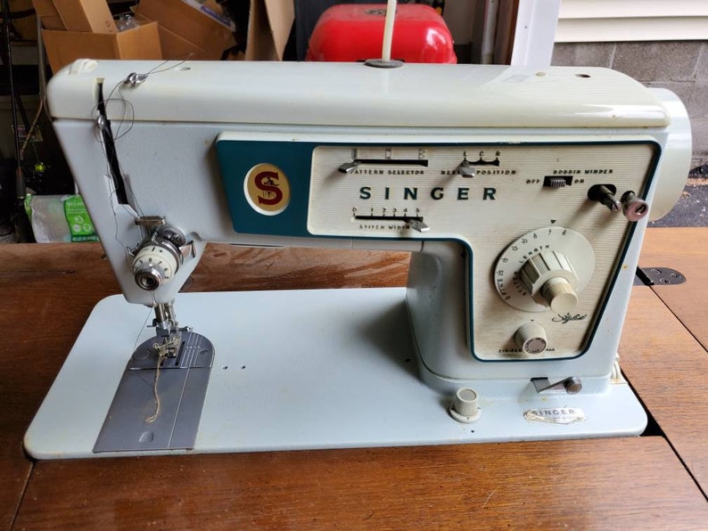 Singer Zig Zag Sewing Machine Model 466 Made in Great Britian Circa