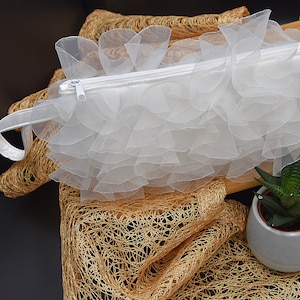 Bolso de pulsera nupcial de organza blanca con aspecto esponjoso