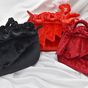 Kleine / Mini-Abendtasche aus Samt mit Rüschen in schwarz-weinrot-roten Farbvariationen