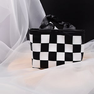 Mini sac à main en similicuir tissé à la main noir et blanc avec anse tressée