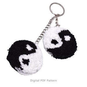 Puede incluir: Un llavero con dos símbolos de yin yang redondos y esponjosos en blanco y negro. Los llaveros están conectados por una cadena plateada y un llavero. El texto "Digital PDF Pattern" está en la parte inferior.