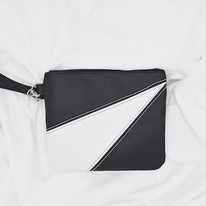 Bolso de mano de piel sintética en blanco y negro