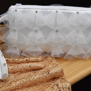 Sac bandoulière en organza blanc avec strass (aspect 3D cousu main)
