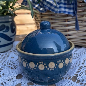 Vintage country house ceramic bowl with lid