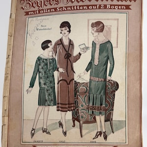 Può includere: Un cartello in legno rustico con la scritta "Welcome to our home" in stile scritto a mano. Il cartello presenta una finitura invecchiata e un design semplice e invitante, perfetto per un portico o un ingresso.