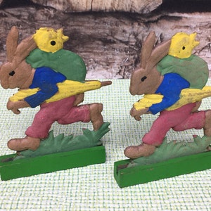 Kleine Osterhasen aus geprägter Pappe