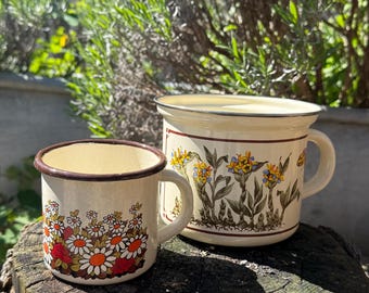 2 Vintage Emaille Becher / Töpfchen – florales Dekor – 80 er Jahre – Landhaus Küche