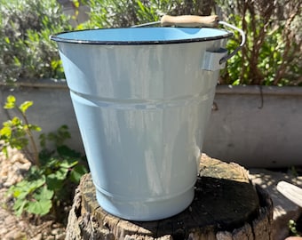 Vintage enamel bucket with wooden handle – Shabby chic / Country house decor