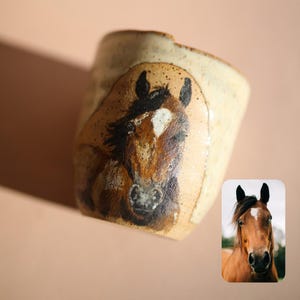 This custom horse portrait mug is a handmade ceramic coffee cup featuring a hand-painted horse, perfect for equestrians, horse lovers, and barn life enthusiasts. Horse girl gift, personalized gift for horse owners, equine keepsake.
