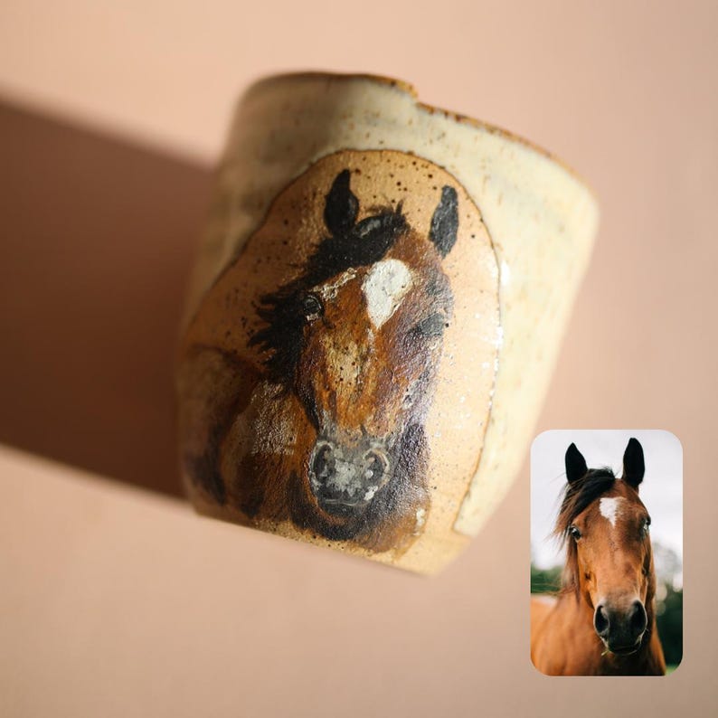 This custom horse portrait mug is a handmade ceramic coffee cup featuring a hand-painted horse, perfect for equestrians, horse lovers, and barn life enthusiasts. Horse girl gift, personalized gift for horse owners, equine keepsake.