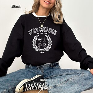Bookish merchandise cadeau - War College Graduate schoolse sweater, BookTok Merch Fantasy ronde hals, sweatshirt academische boekenwurm
