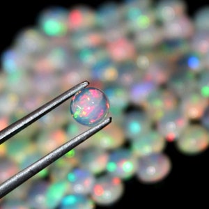 Forme ronde ultime arc-en-ciel toutes tailles pour bague, utilisez une pierre précieuse cabochon d'opale éthiopienne.