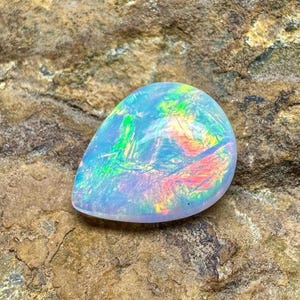 Pietra di fuoco multiplo, pietra portafortuna di ottobre, cabochon di opale naturale, opale di base Welo, cabochon di opale, pietra preziosa sfusa, dimensioni 12X9X3 mm, ct. 2,20, a forma di pera.