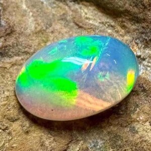 Cabochon di opale, cabochon di opale naturale, pietra di fuoco multistrato, opale di base bianca, pietra portafortuna di ottobre, pietra preziosa sciolta, dimensioni 11X7X5 mm, ct. 2,00 ovale