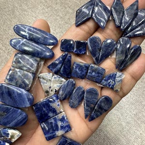 Coppie di cabochon di sodalite, coppie di pietre preziose di sodalite, lotto di coppie di orecchini di sodalite, lotto di coppie di cristalli, coppie di pietre blu, creazione di gioielli con orecchini