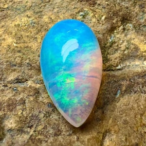 Pietra portafortuna di ottobre, cabochon di opale naturale, opale di base bianca, cabochon di opale, pietra di fuoco multiplo, pietra preziosa sciolta, dimensioni 16X10X7 MM, ct. 4,40, a forma di pera