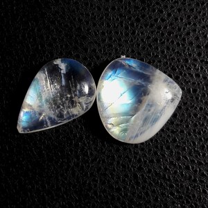 Cabochon in pietra di luna arcobaleno naturale di qualità favolosa, 1 pezzo di pera e 1 pezzo di mix a forma di cuore, dimensioni del lotto da 11 mm a 7 mm, ct. 4,35 per realizzare gioielli