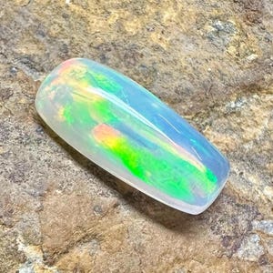 Cabochon di opale, cabochon di opale naturale, pietra di fuoco multistrato, opale di base bianca, pietra portafortuna di ottobre, pietra preziosa sciolta, dimensioni 15X7X5 mm, ct. 3,10, taglio baguette.