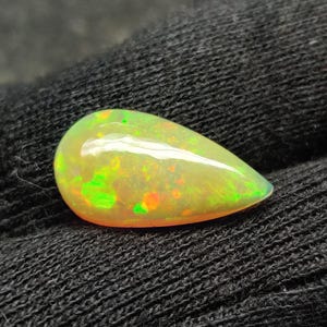 Multi Fire Stone, Cabochon di Opale Etiope Naturale, Pietra Preziosa Sfusa, Opale Naturale, Pietra Portafortuna di Ottobre, Forma a Pera, Dimensioni 17X9X4 MM Ct. 3,10