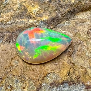 Opale di base Welo, cabochon di opale, pietra di fuoco multiplo, pietra portafortuna di ottobre, cabochon di opale naturale, pietra preziosa sciolta, dimensioni 12X8X3 mm, ct. 1,80 a goccia