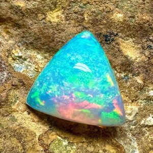 Opale di base Welo, opale cabochon, pietra di fuoco multiplo, pietra portafortuna di ottobre, opale naturale cabochon sfuso, dimensioni 9x9x5 mm, ct. 2,30 trilioni