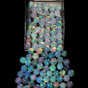 Opale etiope naturale al 100% della massima qualità, rotondo, rosso fuoco, appariscente, pietra preziosa cabochon, tutte le dimensioni, ct. Tutti i cabochon opali rotondi da 1 a 100 pezzi,