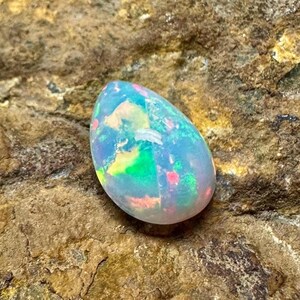 Cabochon di opale, opale di fuoco multiplo, pietra portafortuna di ottobre, cabochon di opale naturale, opale di base Welo, pietra preziosa sciolta, dimensioni 11X8X5 mm, ct. 1,80 a goccia