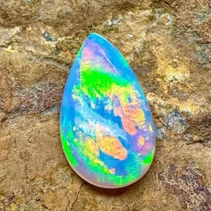 Pietra di fuoco multiplo, pietra portafortuna di ottobre, cabochon di opale naturale, opale di base Welo, cabochon di opale, pietra preziosa sfusa, dimensioni 13X8X3 mm, ct. 1,50 a goccia