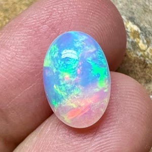 Pietra di fuoco multipla, cabochon di opale, cabochon di opale naturale, opale di base bianca, pietra portafortuna di ottobre, pietra preziosa sciolta, dimensioni 13X9X6 mm, ct. 3,20 ovale