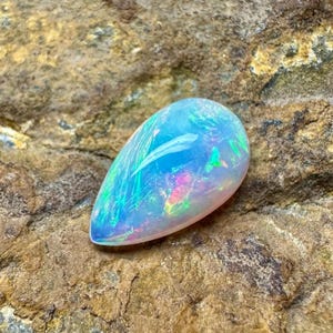 Opale di fuoco multiplo, pietra portafortuna di ottobre, cabochon di opale naturale, opale di base Welo, cabochon di opale, pietra preziosa sfusa, dimensioni 14X9X5 mm, ct. 2,60, a goccia.