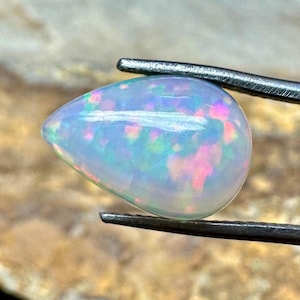 Cabochon di opale, pietra di fuoco multiplo, pietra portafortuna di ottobre, cabochon di opale naturale, opale di base Welo, pietra preziosa sciolta, dimensioni 13X9X5 mm, ct. 3,30 a goccia