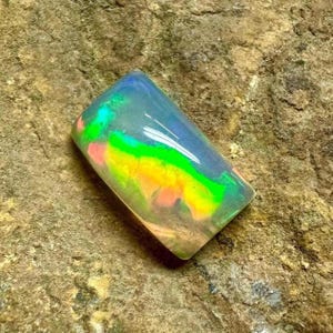 Pietra portafortuna di ottobre, opale naturale, cabochon di opale etiope naturale, pietra preziosa sfusa, pietra di fuoco multiplo, forma ovale, dimensioni 12 x 7 x 5 mm, ct. 2,70
