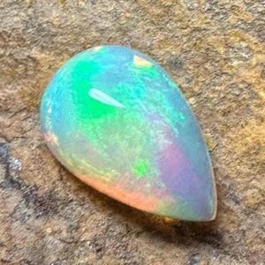 Cabochon di opale naturale, cabochon di opale, pietra di fuoco multistrato, opale di base bianca, pietra portafortuna di ottobre, pietra preziosa sciolta, dimensioni 12 x 8 x 6 mm, ct. 2,60 a goccia
