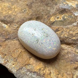 Pierre précieuse opale australienne, opale australienne double cabochon de forme ovale, taille de la pierre précieuse en vrac 18 x 12 x 7 mm 11h30 pour la fabrication de bagues de bijoux