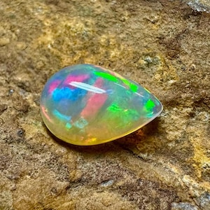Cabochon di opale naturale, opale di base Welo, cabochon di opale, pietra di fuoco multistrato, pietra portafortuna di ottobre, pietra preziosa sciolta, dimensioni 13 x 9 x 5 mm, ct. 2,80 a goccia.
