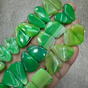 Paires de boucles d'oreilles en agate verte à bandes vertes, cabochon en agate à bandes vertes, lot de paires pliées, lot de paires, lot de paires de cristal, lot de cabochons
