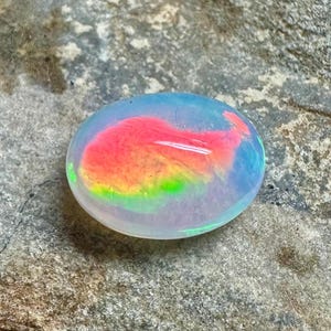 Cabochon di opale etiope naturale, opale naturale, pietra preziosa sfusa, pietra portafortuna di ottobre, pietra di fuoco multiplo, forma ovale, dimensioni 13X10X6 mm, ct. 3,80