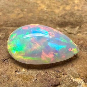 Cabochon di opale naturale, opale di base Welo, cabochon di opale, pietra di fuoco multiplo, pietra portafortuna di ottobre, pietra preziosa sciolta, dimensioni 13X8X3 mm, ct. 2,40 a goccia