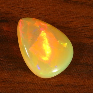 Opale etiope naturale Cabochon Opale naturale Cabochon Welo Fire Stone Ottobre Pietra di nascita Pietra preziosa sciolta Dimensioni 24X19X6 MM Ct. 14.30 Cabochon